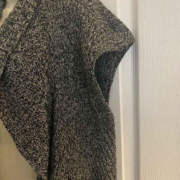 Sleeveless sweater with flowing bottom - Picture 3 of 6